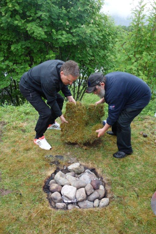 Torstein Evensen og Sten Renberg lager mat på gammelmåten.