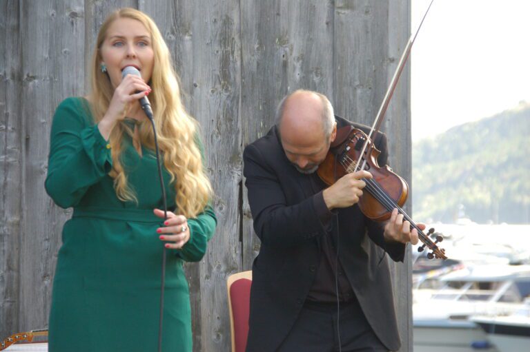 Ingvild Koksvik, her med Nils Økland som trakterte både fiolin og hardingfele.