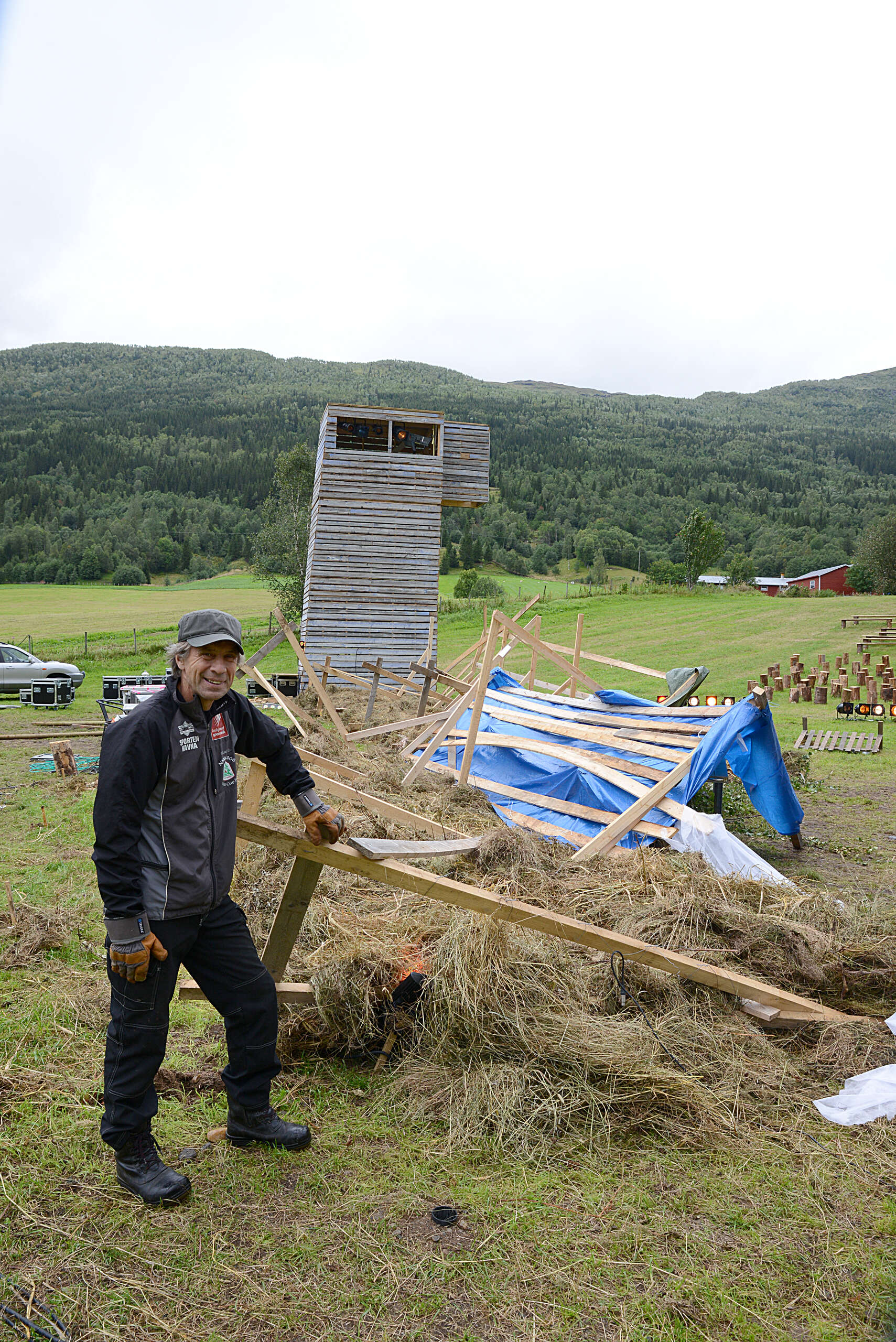 Jan Gaute Buvik foran den ekstra høge hesja som ikke klarte å stå imot fallvinden i Leirskardalen tirsdagsmorgen. – Her er det bare å begynne på nytt igjen sier Buvik, som tar velten med et smil.