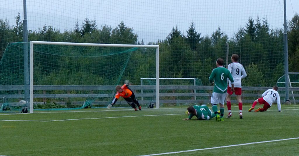 Vebjørn Valåmo (10) utligner til 1-1 med Eirik Flostrand (9)  etter at Korgen hadde en dårlig start på kampen. Valåmo måtte senere ut med skade etter å ha skaffet Korgen straffespark.