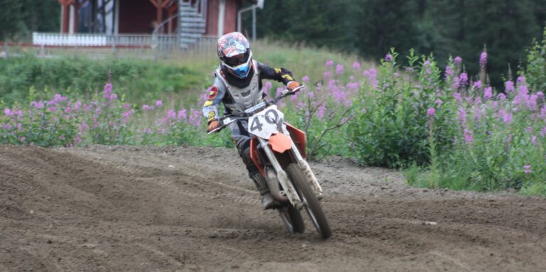 Flere utøvere fra Hemnes motorsportklubb er i helgen på nytt i aksjon i Midt-Norsk mesterskap i motorcross, som nå har forflyttet seg til Hemne.
