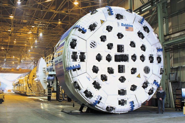 Krona som maler i stykker fjellet skal transporteres i dag. Det gir stengte veier.