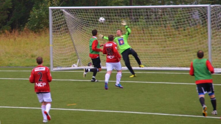 Finniværingen Torstein Vassdal med ett av sine bidrag til Åga ILs