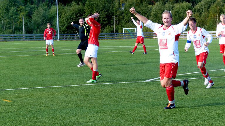 Bjørn Erik Dambråten har spilt fotball i snart to mannsaldre. Nå er han leder i fotballgruppa, og tar ansvar foran mål.