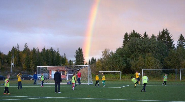 I fine høstfarger, både på himmel og på banen, spilte Hemnes mot Bjerka.