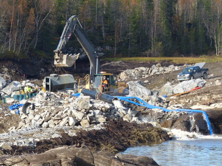 Hensikten med fangdammen er å få jobbe tørt med å lage nytt inntak til Nedre Røssåga. Dette har vist seg vanskelig, og det strømmer opp vann fra sprekker i fjellet. Dette pumpes ut, og den ene pumpa har alene en kapasitet på 800 liter i sekundet.