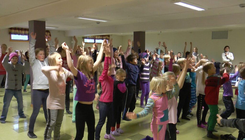 Korgen Sentralskole danser BlimE!-dansen.