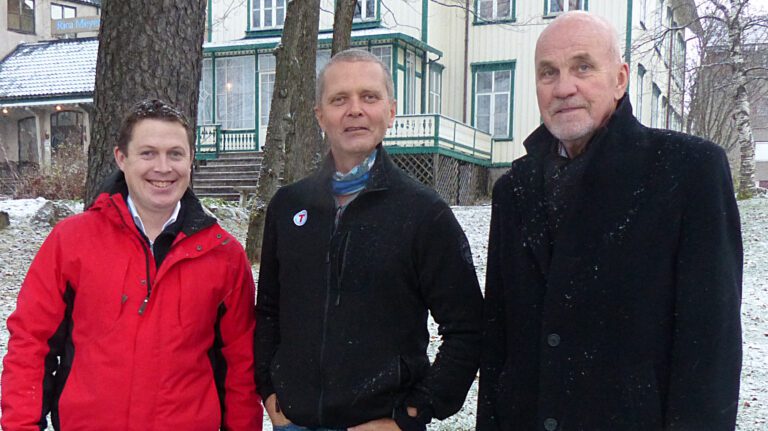 Lokalbanksjef Kenneth Nilsson, leder i HTF, Svein Arne Brygfjeld og daglig leder i Sparebankstiftelsen Helgeland, Arnt Krane er alle lykkelige over at økonomien i Rabothytta nå ordner seg.