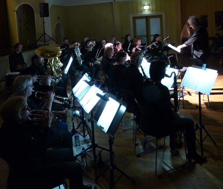 Hemnes Janitsjar var ikke preget av popkornspising, og muligens hadde dirigent Arvid Martinsen lagt ned forbud under forestillingen.