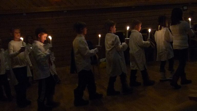 Småtrinnet på Hemnes sentralskole overrasket kommunestyret med Luciakor.