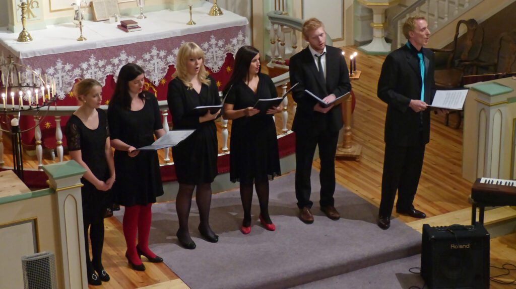 Hilde Boldermo, Tine Therese Tuven, Sara Brygfjeld, Vetle Hoff Brygfjeld og Ståle Ytterli fikk bistand med tangenter fra Mona Boldermo under Nordnorsk julesalme.