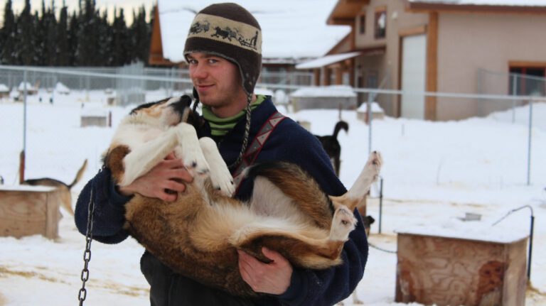 Det hersker ingen tvil om at Ulsom har et fint forhold til hundene, basert på godt lederskap, vennlighet og respekt.