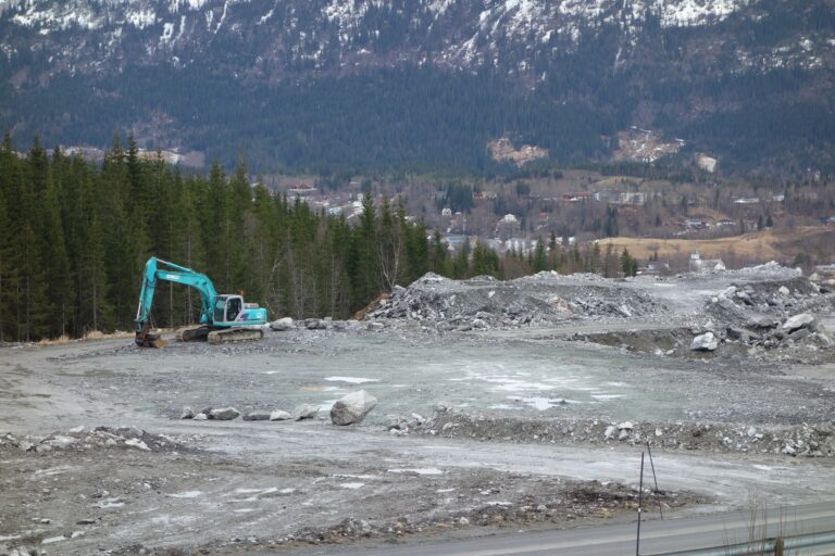 Plasseringen like vel tunnelinngangen her på nordsiden av Korgfjelltunnelen, sør-østvendt og med fabelaktig utsikt skal ha vært avgjørende.