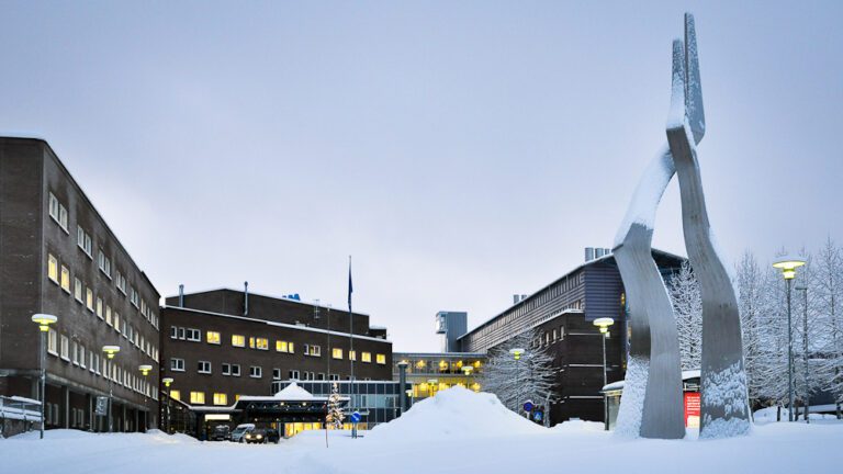 Tilstanden for den 19 år gamle jenta er onsdag alvorlig men stabil. Hun behandles på operasjons- og intensivklinikken ved UNN i Tromsø.