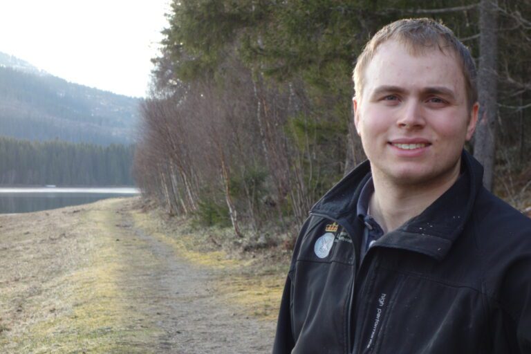 Helge Bech Urland er imponert over innsatsen og viser frem en strøken strand kvelden før 1. mai. Nå er målet å oppgradere den videre med benker og bord.