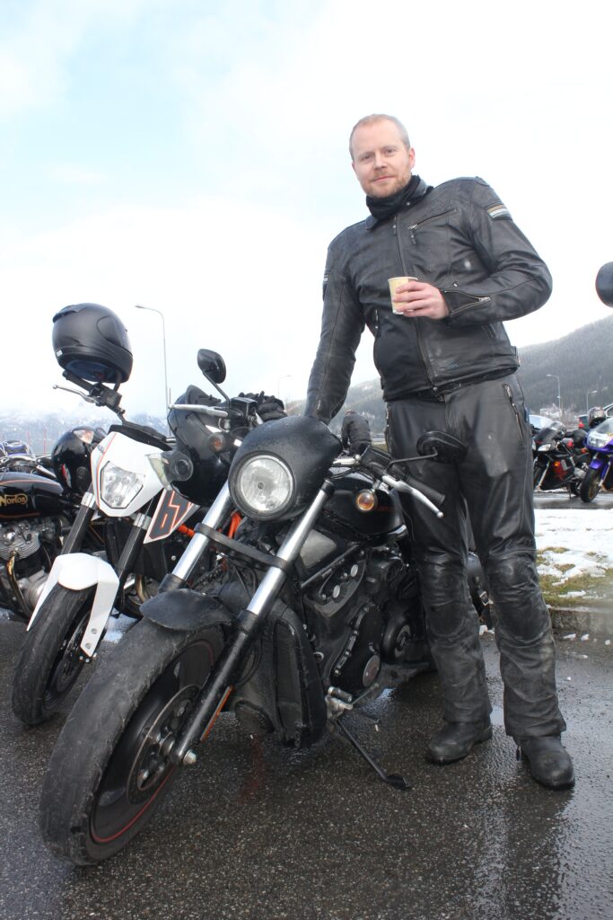 Bård Baadstø Ildgruben ved sin Harley Davidson.