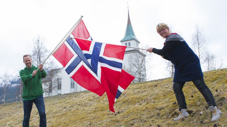 Ordfører Kjell Joar Petersen-Øverleir og Elisabeth Ødegård ønsker velkommen til et eget tog i anledning jubileet.