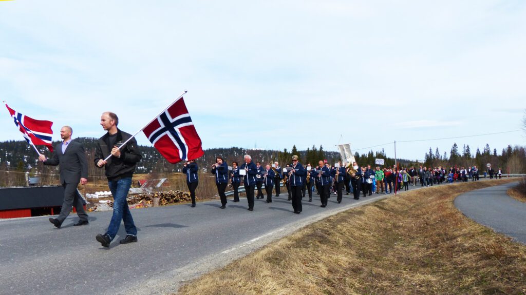 17. mai arrangeres på tradisjonelt vis på alle tettsteder i forkant av fellesarrangement i Korgen på ettermiddagen. Bildet er fra fjorårets tog i Bleikvasslia.