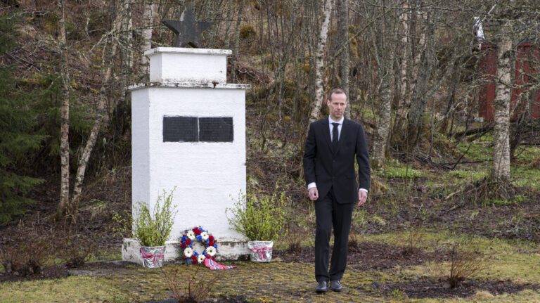 Ordfører Kjell Joar Petersen-Øverleir startet den store dagen med kransnedleggelse på minnesmerket for de som ofret livet i fangenskap på Fagerlimoen i Korgen. Samtidig sendte han varme tanker til Balkan som er rammet av en alvorlig flom.