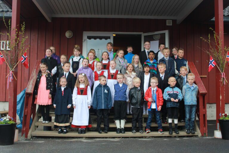 Barna ved Bjerka skole fremfører en medley for resten av bygda.