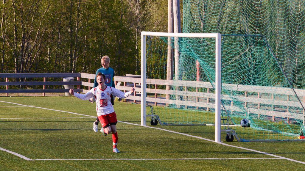 Julian Ellingsen jubler for 3-2 på overtid.