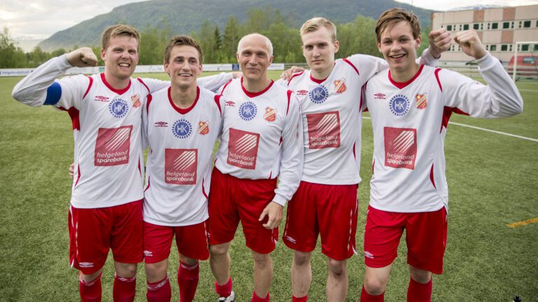 Det har løsnet for Korgen IL i 5. divisjon. Fem ulike målscorere feirer at Sandnessjøen ble sendt hjem som slakt. Fra venstre Are Stenvoll (to mål), Tony Tverå, Jens Falmår, Erlend Ervik og Julian Ellingsen (to mål).