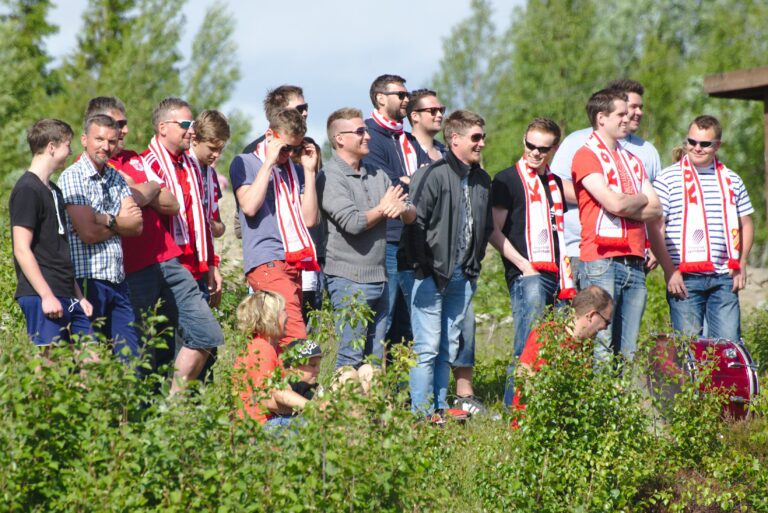 Allerede før kampen var det stor stemning på tribunene. Se video!