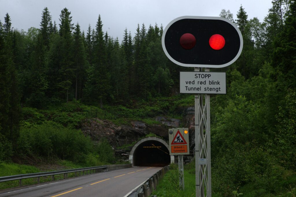 Korgfjelltunnelen fikk røde blinkende lys i morges, da en flokk med sau skapte problemer for trafikken.