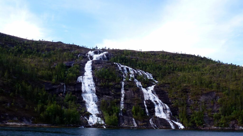 Brattåga er en av elvene som fortsatt får følge sitt naturlige løp og slipper unna rør.