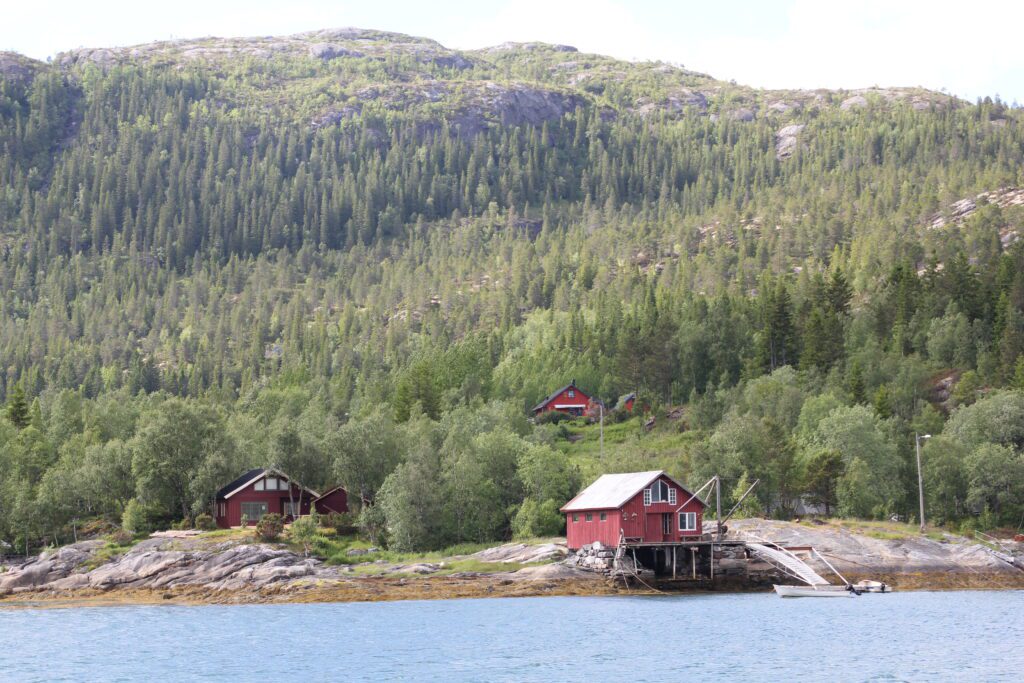 Brennesvik sett fra ferga Aldra.