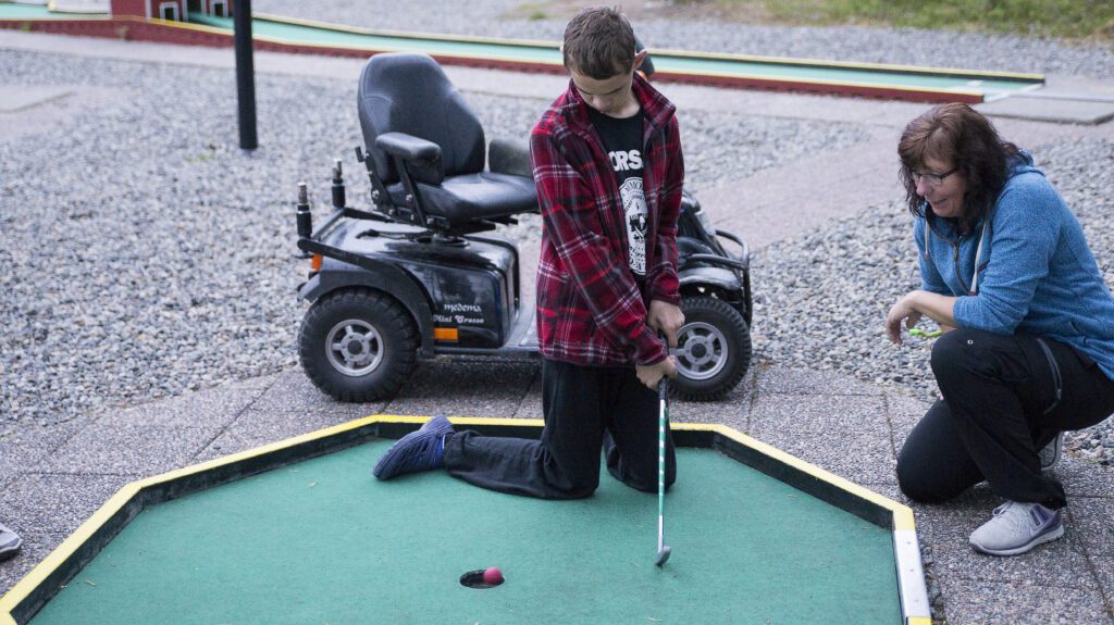 Victor Lian har både golfbil og caddie. Med god kontroll legger han flere av konkurrentene godt bak seg.