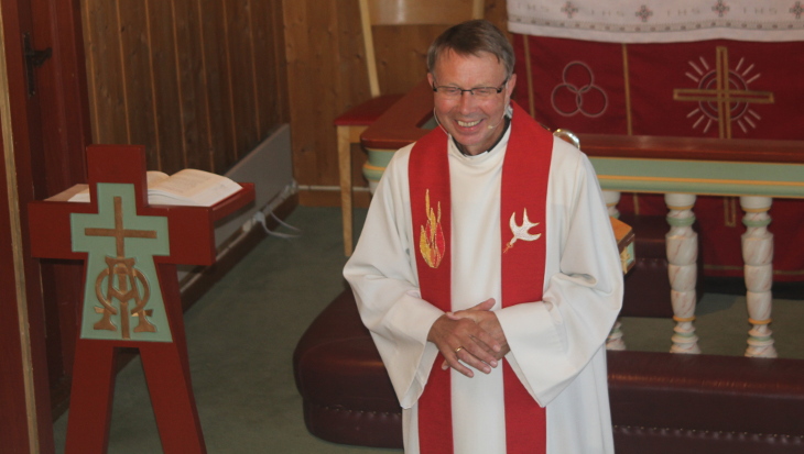 Harold Holtermann tok farvel med Hemnes med en siste gudstjeneste i Bleikvasslia. Nå er han klar for nye oppgaver som seniorprest i Lofoten.