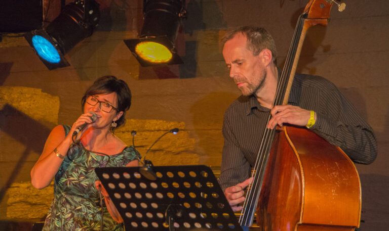 Sigrid Brennhaug og Kjell Joar Petersen-Øverleir er to tredjedeler av trioen Ikke Bare Bare. Elisabeth Knutsen spiller på tangenter.