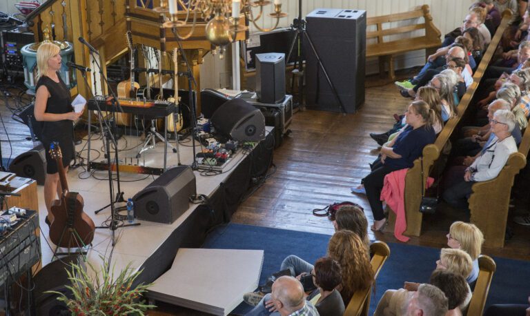 MartePræsteng ønsket velkommen til årets Jazzfestival i Hemnes kirke. Kirken var fylt til randen av folk som ville oppleve åpningskonserten med Bjørn Eidsvåg.