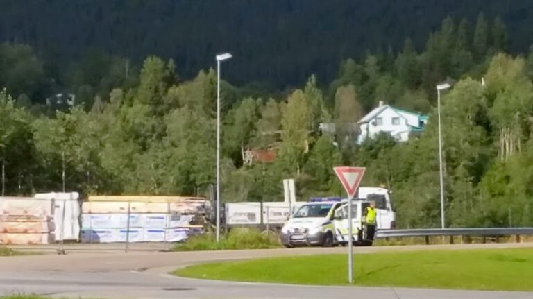 Politiet etablerte kjapt kontrollpunkt ved innfartsveiene til Korgen.