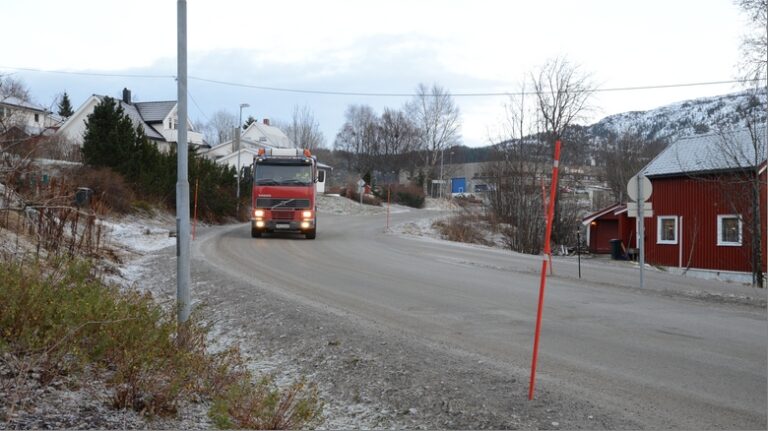 Fylkesvei 808 skal etter planen bli ferdigstilt i 2015. Men nå skal fylket kutte, og prosjektet kan bli utsatt.