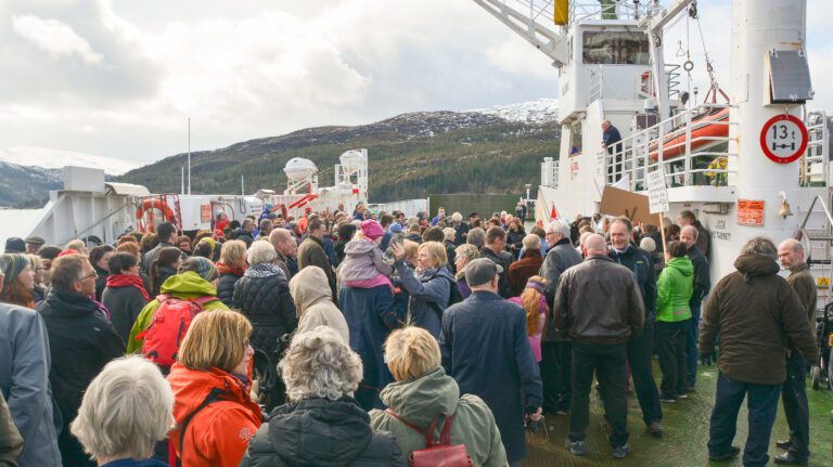 1. mai entret 130 personer Aldra for å vise sin motstand mot nedleggelsen. Fortsatt sto mange igjen på land, og ingen kjøretøy fikk plass.