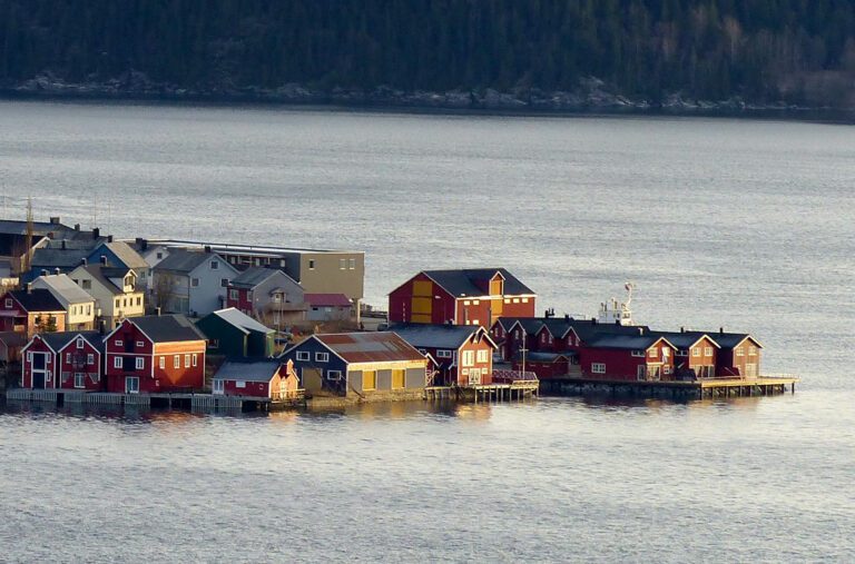 Sjøgata 1 H (nummer to fra høyre på bildet) er solgt for 2,5 millioner kroner.