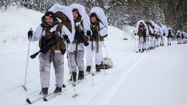 Sist forsvaret passet på Korgfjellet satte de dype spor. Nå benyttes natoplank, og lokale scooterførere kan se helga lettet i møte.