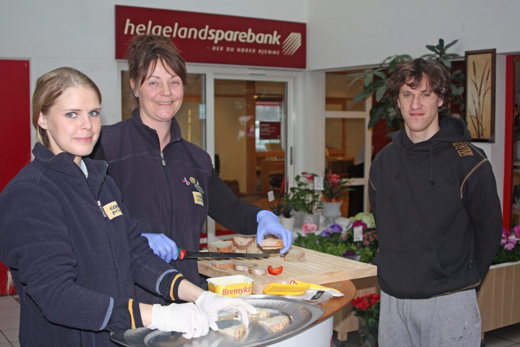 De smilende og serviceinnstilte jentene på Coopen i Korgen, smurte snitter og serverte sine kunder. Fra venstre: Line Kråkstad, Monica Aasen og Maxim Svartvatn.