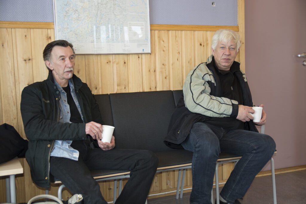 Øystein Johansen og Magnar Skreslett hygger seg med god og varm kaffe før det bærer videre.