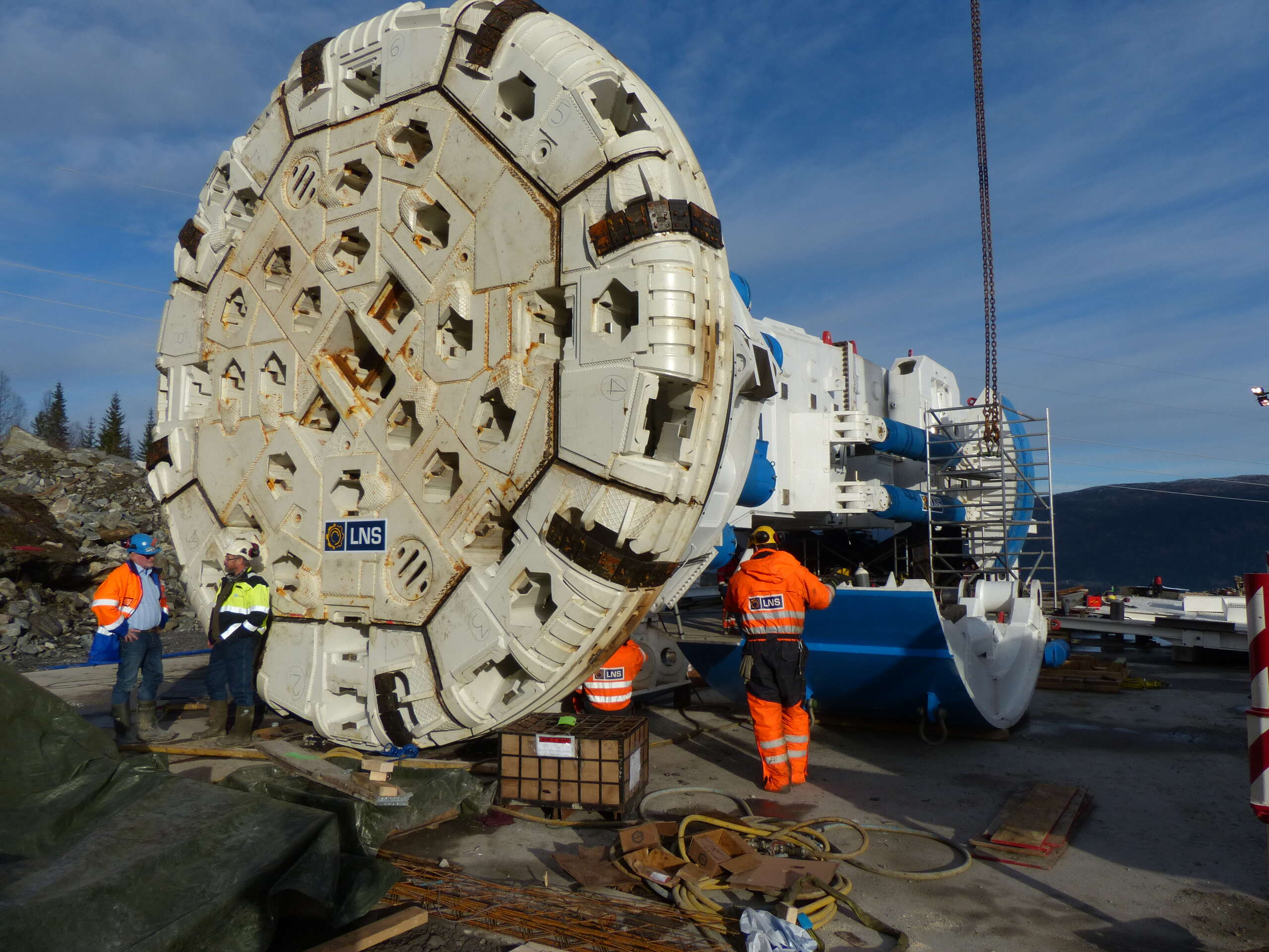 Her her Jern-Erna før hun spiste seg inn i fjellet i Vesterli. Nå har hun fått problemeunder turen til Fallforsen. Dette er bare første del av "togsettet" som totalt er ca 100 meter.