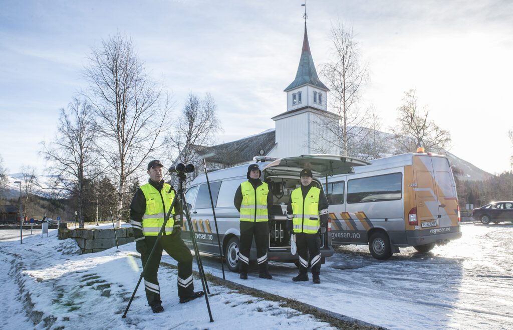 Statens Vegvesen er på plass på kirkebakken i Korgen. Fra venstre Stivan Lauvdahl, Trond Bøhli og Bent Klausen.