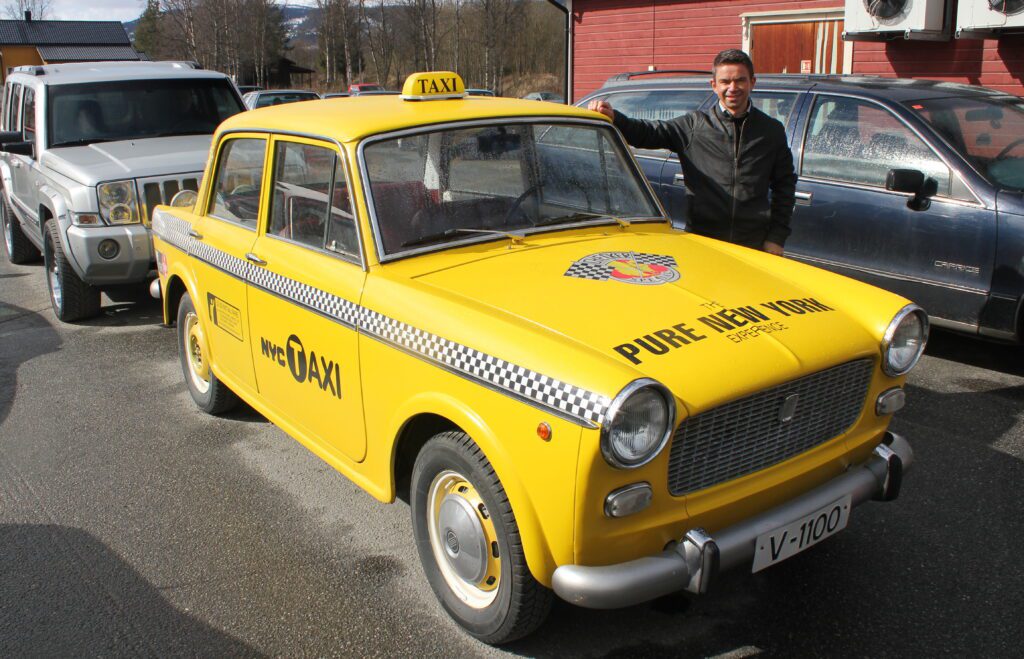 Asbjørn Nakken har egen taxi, en Fiat 1100 fra 1964