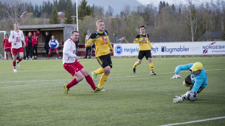 Geir Arne Lauvbakk er alene med keeper, men keeper varter opp med en god redning