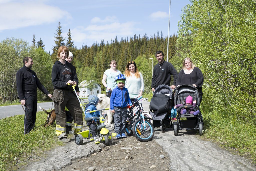 Lars Oksfjellelv, Karoline Lillemo Solheim, Marie Hårklau, Bjørn Helge Lillemo Solheim (trehjulsykkel), Inger Fagerbakk, Sylvia Otervik, Robin Lillemo, Marianne Hansen Oksfjellelv og Ellen Oksfjellelv (i vogna), Viktor Oksfjellelv (på sykkel) og Adele Otervik Hansen er fortvilet over en gang- og sykkelvei som må nærme seg Norges verste.