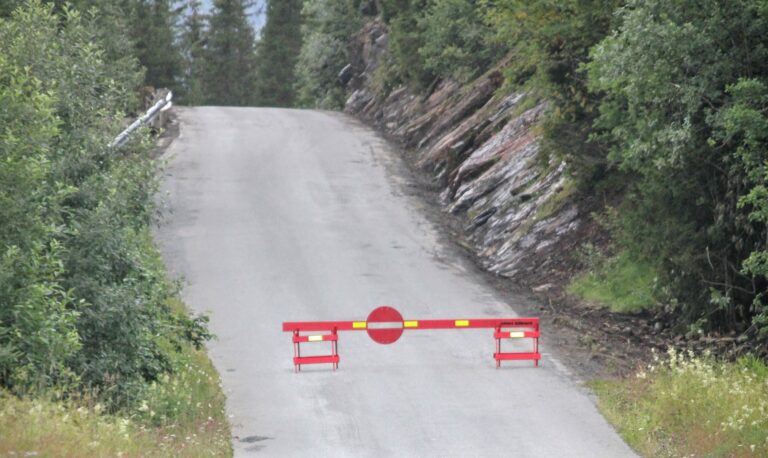 Gamle E6 som går over Pytjehåjen er stengt mens det foretas geologiske undersøkelser i området.