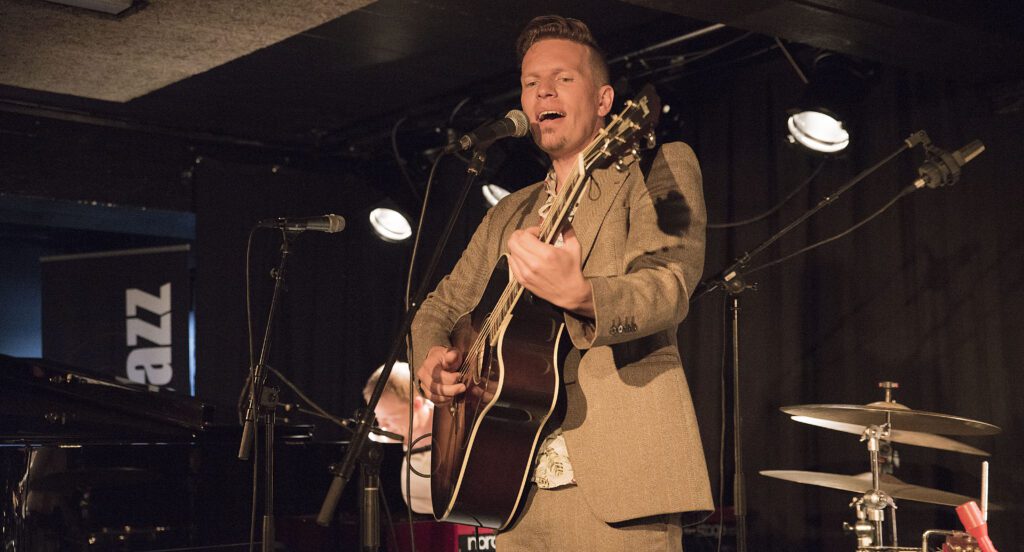 Oddmar Nogi Sjåvik og hans band leverte en solid og stemningsfull konsert under årets Jazzfestival på Hemnesberget. En fullsatt Jernvare tok de vel imot.