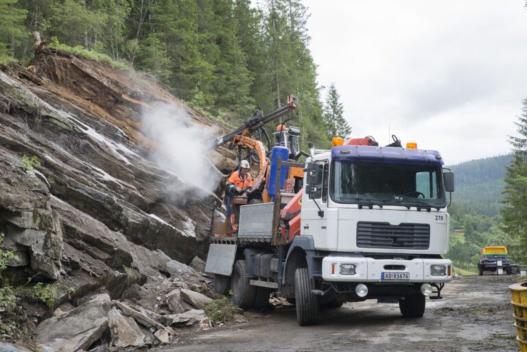 Fjellet som skråner ned mot veien over Pytjohåjen ligger lagvis og er porøst. Derfor sikres det nå for å unngå å få steinblokker som løsner og sklir ned i veien.