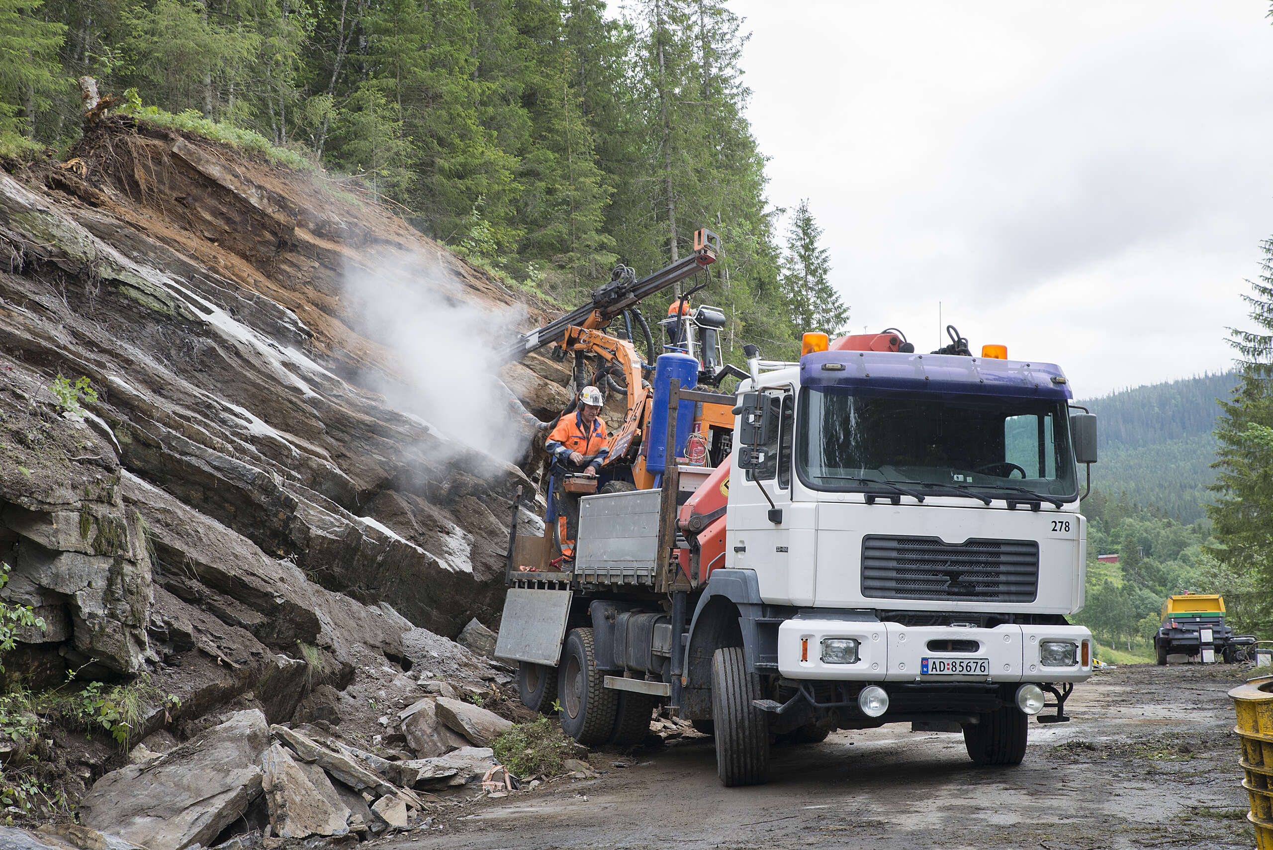 Fjellet som skråner ned mot veien over Pytjohåjen ligger lagvis og er porøst. Derfor sikres det nå for å unngå å få steinblokker som løsner og sklir ned i veien.